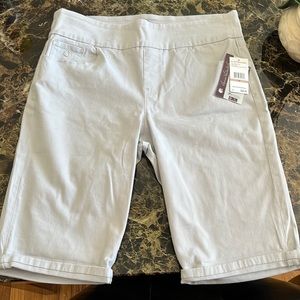 🥳Gloria Vanderbilt Bermuda length shorts